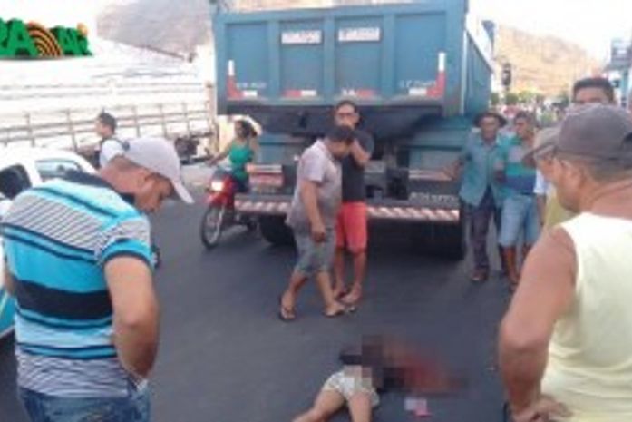 Criança cai de bicicleta e morre esmagada por caminhão em Maravilha