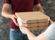 Cliente é detido pela polícia após pedir pizza e se recusar a pagar conta