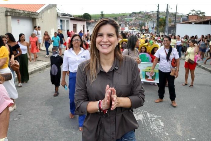 Com mais de 180 mil seguidores, prefeita ganha visibilidade durante desfile do projeto: "Das Páginas para a Vida"