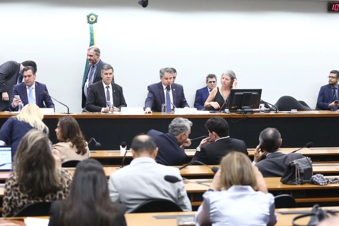 Comissão do Congresso aumenta fundo eleitoral para R$ 4,9 bilhão em 2026