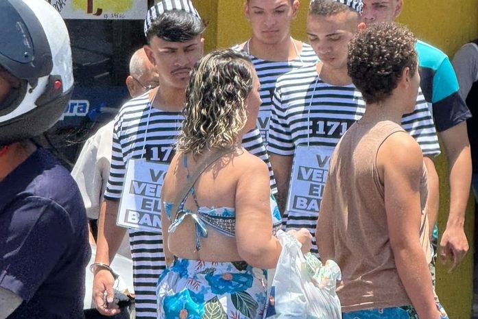 Grupo de “presidiários” circula nas ruas de Maceió contra a venda de votos