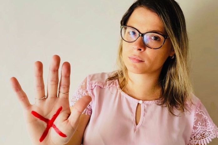 PL Sinal Vermelho é lei e vereadora Gaby Ronalsa cobra combate e prevenção à violência contra a mulher