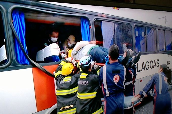 Colisão entre caminhão e ônibus no Centro