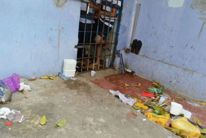 Lixo com fezes e urina de detentos expostos na delegacia