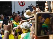 Bolsonaro chega para ato em Avenida Paulista lotada de apoiadores