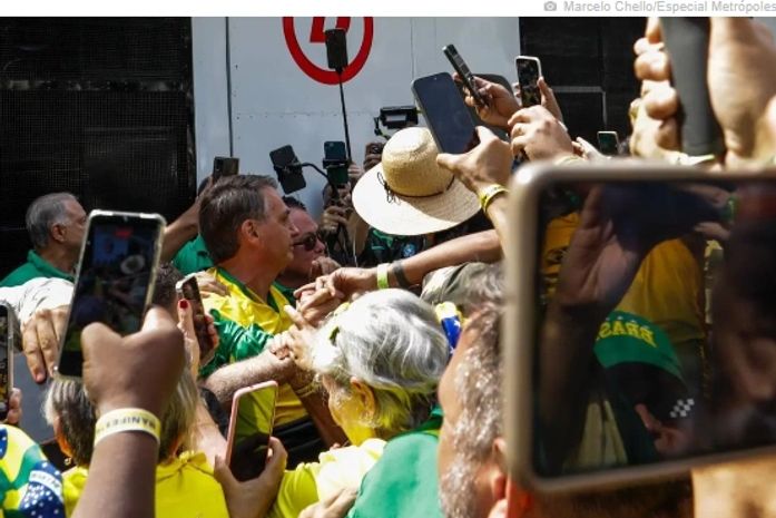 Bolsonaro chega para ato em Avenida Paulista lotada de apoiadores