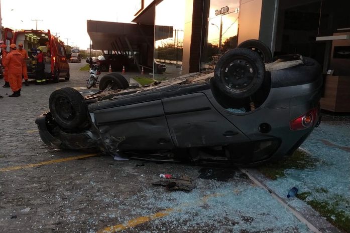 Condutor perde o controle de veículo e capota na Avenida Durval de Góes Monteiro