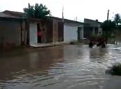 Moradores sofrem com ruas alagadas no bairro Nova Esperança, em Arapiraca