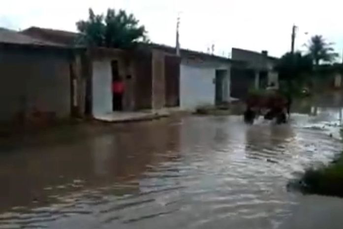 Moradores sofrem com ruas alagadas no bairro Nova Esperança, em Arapiraca