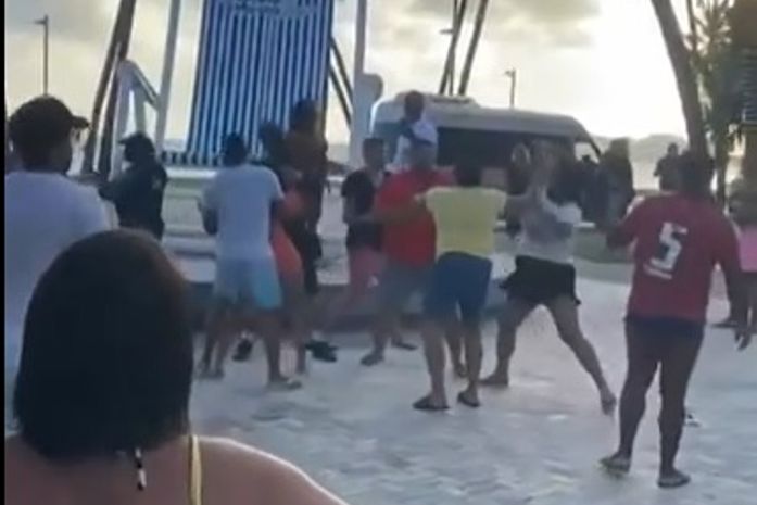 Vídeo de confusão na cadeira gigante foi feito no dia em que Carlinhos Maia visitou o local