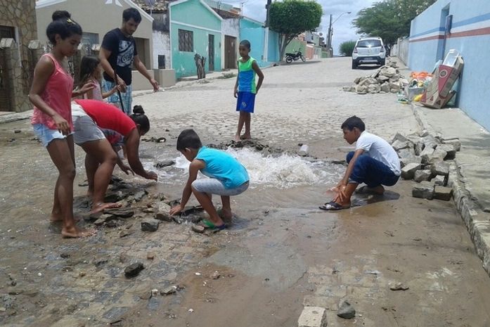 Àgua tratada de vazamento da Casal invade rua em Traipu
