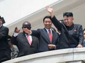 Kim Jong-un (à direita) vem testando a paciência de líderes como o vice-presidente da China, Li Yuanchao