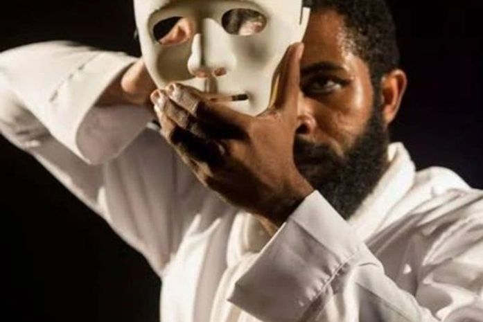 "Há uma espécie de "militância" que me deixa angustiada. É um negritude sem africanidade, um anti-racismo anti-africano,um negócio difícil de gerar bons frutos'- diz Anin Urasse.