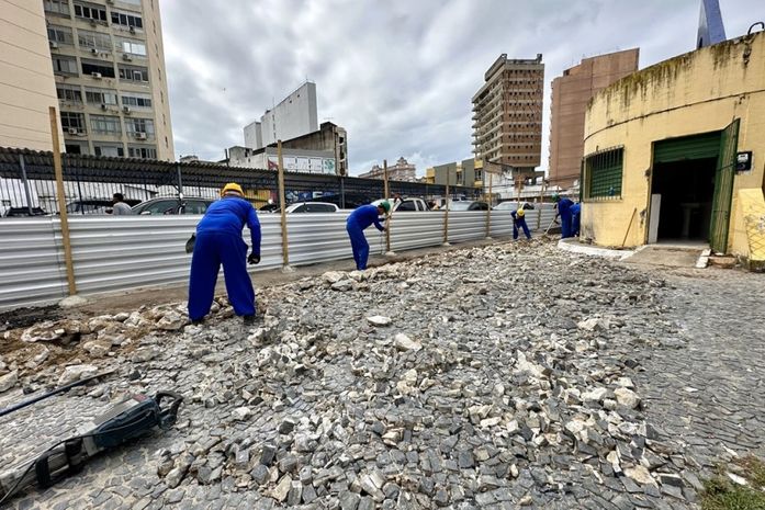 Infraestrutura realiza manutenção da Praça Montepio no Centro de Maceió