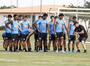 Carille tem dúvida no meio e no ataque do Corinthians