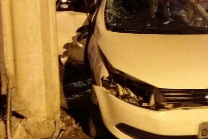 A vítima foi arremessada para fora do veículo durante a colisão.
