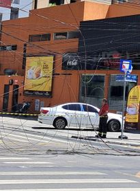 Fogo atinge poste e assusta pedestres e motoristas na Ponta Verde, em Maceió; veja vídeo