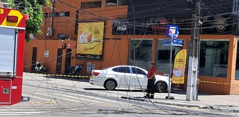 Fogo atinge poste e assusta pedestres e motoristas na Ponta Verde, em Maceió; veja vídeo