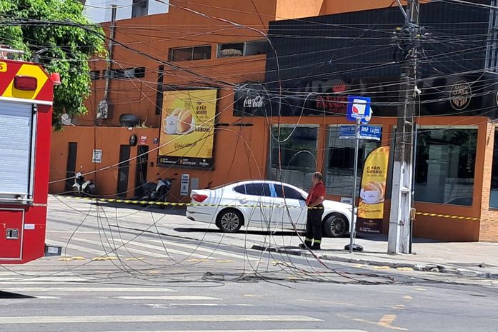Fogo atinge poste e assusta pedestres e motoristas na Ponta Verde, em Maceió; veja vídeo