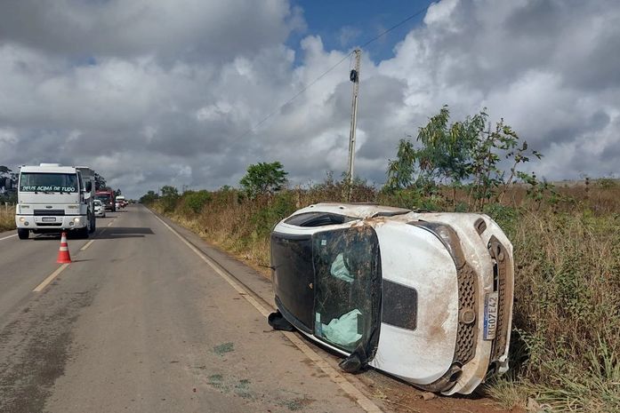 Motorista perde controle da direção, invade contramão e capota carro em Arapiraca