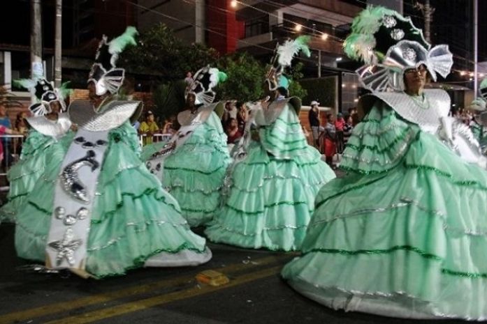 Com o tema dos 200 anos de Emancipação, escolas de samba desfilam hoje à noite