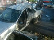 Carro colide com poste, passageiro é arremessado e morre; dois ficaram feridos