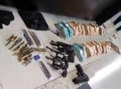 Policiais apreendem armas e mais de R$ 400 mil em casa de João de Deus