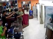 Câmeras de segurança flagram furto em loja de shopping de Maceió; ação criminosa foi praticada por três homens 