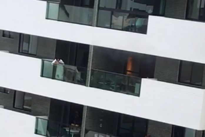 Incêndio atinge apartamento no bairro da Ponta Verde; veja vídeos