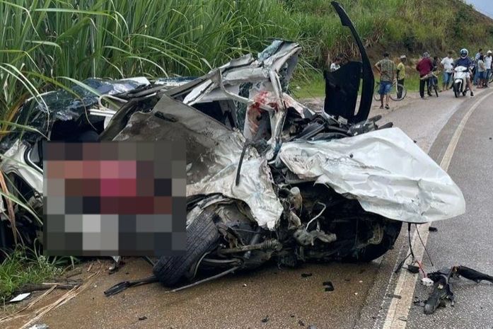 Uma pessoa morre e outra fica ferida após colisão entre carro e micro-ônibus, em Porto Calvo