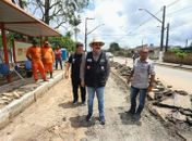 Prefeito Gilberto Gonçalves e Secretário Carlos Gonçalves acompanham obras de pavimentação na principal avenida de Rio Largo