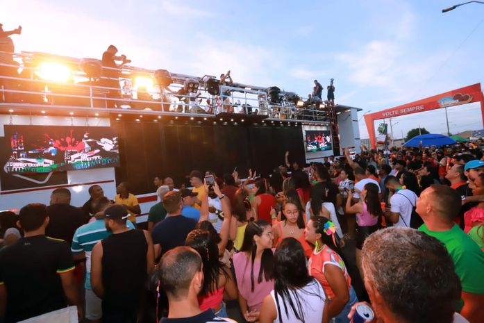 Prévia carnavalesca arrasta multidão em Lagoa da Canoa