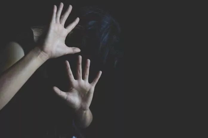 Mulher é agredida e enforcada pelo companheiro após flagrá-lo sendo beijado por homem em festa