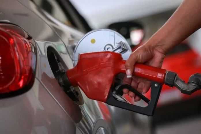 Preço médio da gasolina nos postos recua para R$ 5,54, diz ANP
