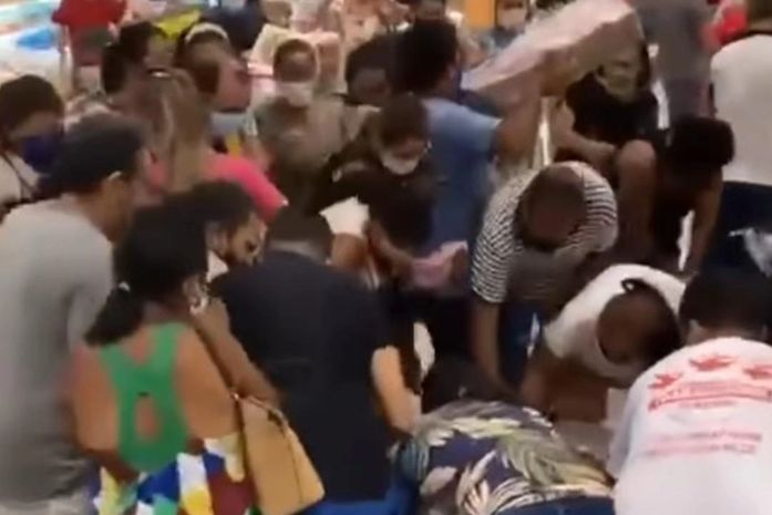 Internautas flagram briga por produtos entre clientes de supermercado, em Maceió