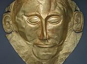 Máscara de Agamemnon talhada em ouro, encontrada em 1876, por Schliemann, sobre a face de uma ossada