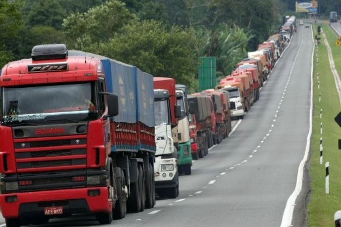 Caminhoneiros planejam paralisação nacional a partir de segunda-feira