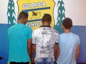 Menores são flagrados arrombando residência no interior