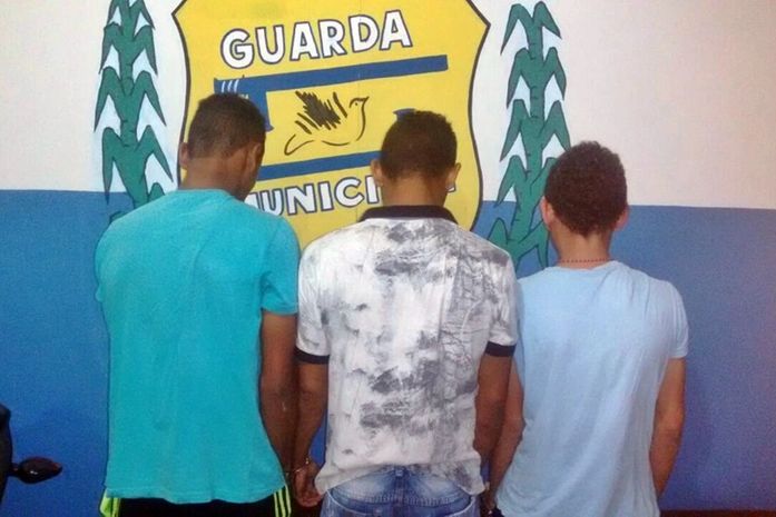 Menores são flagrados arrombando residência no interior