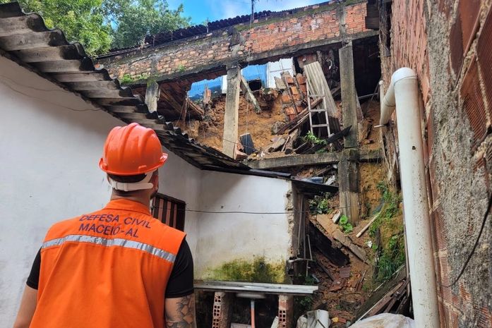 Risco de desabamentos: Defesa Civil interdita residências vizinhas a casa que desabou em Maceió