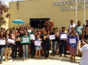 Servidores  fazem protesto contra atraso de salários em Olho D’água Grande