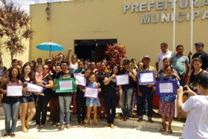 Servidores fazem protesto contra atraso de salários em Olho D’água Grande
