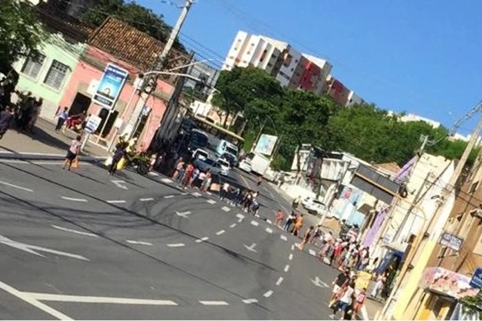 Familiares de reeducandos interditam o acesso à Ladeira dos Martírios, no Centro de Maceió