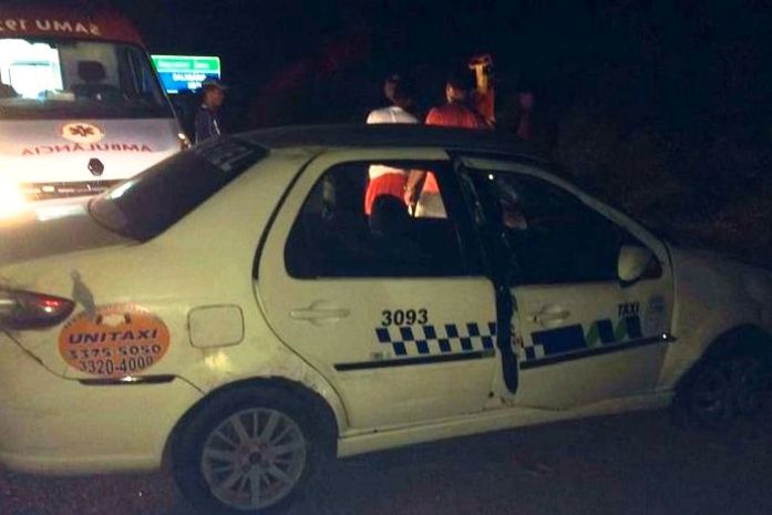 Motorista e passageira ficam feridos após táxi capotar em Marechal Deodoro