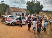 Bando rouba táxi e colide com residência durante fuga em Arapiraca