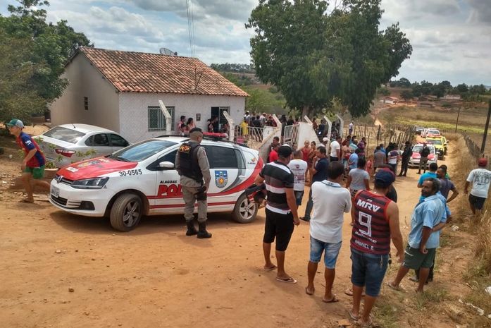 Bando rouba táxi e colide com residência durante fuga em Arapiraca