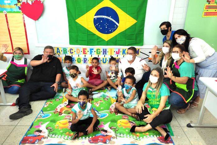 Prefeito George Clemente visita escolas que retornaram às aulas presenciais