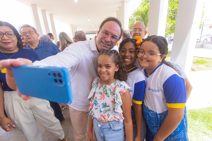 Luciano entrega escola no Planalto e anuncia inauguração de creche no Residencial Agreste