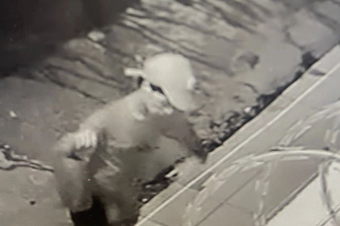 Vídeos: criminoso invade residência na Jatiúca, “janta” e furta vários objetos enquanto proprietária dorme