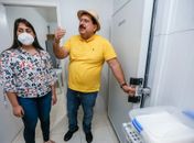 Gilberto Gonçalves, acompanha instalação de câmara fria e anuncia vacinação para pessoas de 49 anos